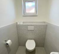 PREŠOV-LUKRATÍVNY RODINNÝ DOM,POZEMOK 820 m2, VLČIE DOLY - Kúpeľňa v rodinnom dome s keramickými obkladmi a toaletou.