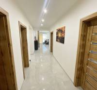 PREŠOV-LUKRATÍVNY RODINNÝ DOM,POZEMOK 820 m2, VLČIE DOLY - Chodba s drevenými dverami a kachličkovou podlahou v rodinnom dome.