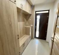 PREŠOV-LUKRATÍVNY RODINNÝ DOM,POZEMOK 820 m2, VLČIE DOLY - Vstupná hala s dreveným nábytkom v rodinnom dome, obsahuje úložný priestor a vchodové dvere.