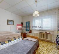 Na PREDAJ rodinný dom vo výbornej lokalite Bratislava - Ružinov - Izba s posteľou, koberec a chodítko v rodinnom dome.