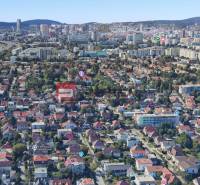 Na PREDAJ rodinný dom vo výbornej lokalite Bratislava - Ružinov - Letecký pohľad na rodinné domy v Bratislave, zelená oblasť a mestská panoráma.