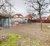 Na PREDAJ rodinný dom vo výbornej lokalite Bratislava - Ružinov - Dvor rodinného domu Farebnej ulici v Bratislave II so stromami a kurníkom.
