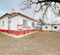 Na PREDAJ rodinný dom vo výbornej lokalite Bratislava - Ružinov - Rodinný dom na Farebnej ulici v Bratislave II s priestrannou záhradou.