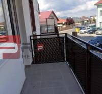 Na PRENÁJOM 2 izbový byt s garážovým státím v novostavbe - Balkón 2-izbového bytu na ulici Slavomírova, výhľad na okolitú zástavbu a autá.