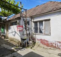 Na PREDAJ veľkorysý pozemok so starším domom v obci Dolné Orešany - Dom na predaj v Dolných Orešanoch, centrum, Pozemky - bývanie, s vinohradnou pergolou.