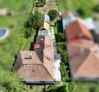 Na PREDAJ veľkorysý pozemok so starším domom v obci Dolné Orešany - Letecký pohľad na dom obklopený zeleňou v Dolných Orešanoch, centrum, Pozemky - bývanie.