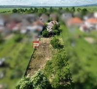Na PREDAJ veľkorysý pozemok so starším domom v obci Dolné Orešany - Pozemky - bývanie v Dolných Orešanoch v centre, obklopené prírodou a vidieckou atmosférou.