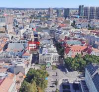 Na PREDAJ byt rozdelený na dve bytové jednotky Staré Mesto - Letecký pohľad na centrum Bratislavy, Gorkého ulice s budovami a zeleňou.