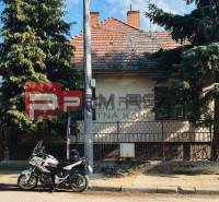 Exkluzivne na PREDAJ Rodinný dom Pezinok Nerudová ul. - Rodinný dom na Nerudovej ulici v Pezinku, pred ním zaparkovaná motorka.