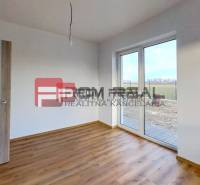 Na predaj Novostavba rodinného domu Častá - Izba v rodinnom dome s laminátovou podlahou a terasovými dverami.
