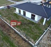 Novostavba rodinného domu Častá - Rodinný dom v Častej so šikmou strechou, obohnaný plotom, trávnatý pozemok.