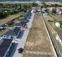 Stavebný pozemok so stavebným povolením a projektom na dvojdom - Štefanová ponúka pozemky na bývanie s rodinnými domami v pokojnej lokalite.