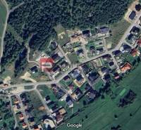 Exkluzívny stavebný pozemok na RD - Letecký pohľad na pozemky - bývanie v Pružine obklopené zelenými plochami a lesom.