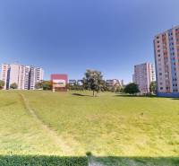 Exkluzivne Prenájom 1 izbový byt v KOPRIVNICI Dúbravka - Zeleň a vežiaky na Koprivnickej 9/F, Bratislava IV, s otvoreným priestorom pre oddych.