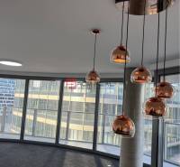 EUROVEA TOWER, Exkluzívne luxusné adm. priestory, Bratislava - Obchodné priestory s presklenými stenami a závesnými svietidlami, ktoré vytvárajú príjemnú atmosféru.