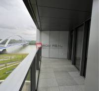 EUROVEA TOWER, Exkluzívne luxusné adm. priestory, Bratislava - Balkón s výhľadom na rieku a most, lokalita Bratislava II, Pribinova, obchodné priestory.
