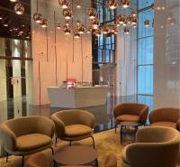 EUROVEA TOWER, Exkluzívne luxusné adm. priestory, Bratislava - Štýlový interiér s pohodlnými kreslami, závesnými svietidlami a recepciou v obchodných priestoroch.