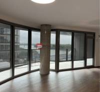 EUROVEA TOWER, Exkluzívne luxusné adm. priestory, Bratislava - Interiér obchodných priestorov s veľkými oknami a drevenou podlahou.