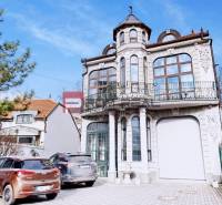 EXKLUZÍVNA INVESTÍCIA: MULTIFUNKČNÁ BUDOVA NA PREDAJ, TRNAVA - Budova na Ľ. Podjavorinskej ulici v Trnave so zdobeným balkónom a ozdobnou fasádou.