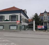 EXKLUZÍVNA INVESTÍCIA: MULTIFUNKČNÁ BUDOVA NA PREDAJ, TRNAVA - Budova na ulici Ľ. Podjavorinskej, označená na predaj, s architektúrou historického štýlu.