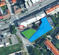 EXKLUZÍVNA INVESTÍCIA: MULTIFUNKČNÁ BUDOVA NA PREDAJ, TRNAVA - Pozemok na ulici Ľ. Podjavorinskej, lemovaný modrou plochou, vedľa budovy a ulice Kollárovej.