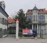 EXKLUZÍVNA INVESTÍCIA: MULTIFUNKČNÁ BUDOVA NA PREDAJ, TRNAVA - Budova na ulici Ľ. Podjavorinskej vo výstavnom štýle s nápisom 