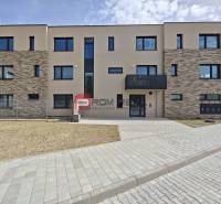 PREDAJ 2i byt, 110 m2, Prémiová novost. Zelené Nivy, Pezinok - Bytový dom na ulici Pezinok v Pezinku ponúkajúci 2-izbové byty s odlišnou fasádou.