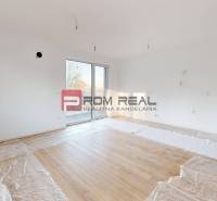PREDAJ 2i byt, 110 m2, Prémiová novost. Zelené Nivy, Pezinok - Svetlá izba s veľkými oknami a drevenou podlahou v 2-izbovom byte.