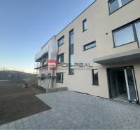 PREDAJ 2i byt, 110 m2, Prémiová novost. Zelené Nivy, Pezinok - Novostavba bytového domu v Pezinku na Pezinskej ulici so zatepľovacími prácami.