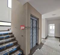 PREDAJ 2i byt, 110 m2, Prémiová novost. Zelené Nivy, Pezinok - Chodba s výťahom, schodiskom a plastovým zakrytím v 2-izbovom byte.