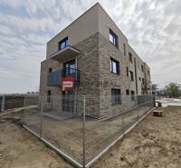 PREDAJ 2i byt, 110 m2, Prémiová novost. Zelené Nivy, Pezinok - Exteriér novostavby v Pezinku na Pezinskej ulici s 2-izbovými bytmi.