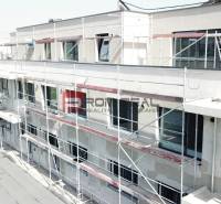 PREDAJ 3i byt, 86 m2, Prémiová novost. Zelené Nivy, Pezinok - Budova na Limbašskej ceste v Pezinku počas výstavby 3-izbových bytov so lešením.