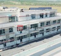 PREDAJ 3i byt, 86 m2, Prémiová novost. Zelené Nivy, Pezinok - Budova na Limbašskej ceste v Pezinku, ktorá je vo výstavbe, s výhľadom na okolie.