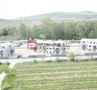 PREDAJ 2i byt, 56 m2, Prémiová novost. Zelené Nivy, Pezinok - Novostavba na Limbašskej ceste v Pezinku, v pozadí vinohrady a lesy.