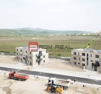 PREDAJ 2i byt, 56 m2, Prémiová novost. Zelené Nivy, Pezinok - Stavba bytových domov s vinicami na Limbašskej ceste v Pezinku, ponuka 2-izbové byty.