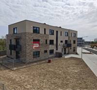 PREDAJ 2i byt, 153 m2, Prémiová novost. Zelené Nivy, Pezinok - Novostavba na ulici v Pezinku, ponúkajúca 2-izbové byty so zaujímavou architektúrou.
