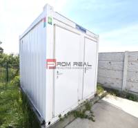 PRENÁJOM - zateplená skladová hala 547 m2, Modra - Biely kontajner na ulici Šúrska v Modre, obklopený zeleňou, Sklady a haly.