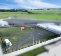 Prenájom spevnenej plochy - parking, skladovanie, Pezinok - Výrobné priestory v Pezinku s oploteným vonkajším priestorom a kontajnerom, obklopené poľami.