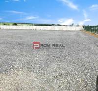 Prenájom spevnenej plochy - parking, skladovanie, Pezinok - Štrková plocha vo výrobných priestoroch v Pezinku, ohraničená plotom a betónovým múrom.