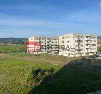 NA Predaj 4 izbový byt v projekte VINICE Pezinok 150m2 - Bytové domy na Obchodnej v Pezinku s vyhliadkou na okolitú prírodu.