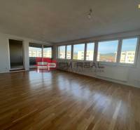NA Predaj 4 izbový byt v projekte VINICE Pezinok 150m2 - Veľká priestranná izba so svetlými parketami, okná s výhľadom, 4-izbový byt.