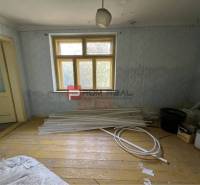 PREDAJ pozemku so starým domom CENTRUM Pezinok - Miestnosť s drevenou podlahou, staré dvere, stavebný materiál, slúži na rekonštrukciu. Pozemky - bývanie.