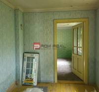 PREDAJ pozemku so starým domom CENTRUM Pezinok - Interiér s tapetami a starou podlahou, Pozemky - bývanie. Dodáva vidiecku atmosféru.