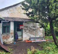PREDAJ pozemku so starým domom CENTRUM Pezinok - Starší dom na Holubyho ulici v Pezinku, vhodný pre Pozemky - bývanie.