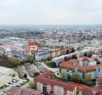 PRENÁJOM garáž MUŠKAT Pezinok - Pezinok z pohľadu Muškátovej ulice ponúka pohľad na okolie a garáže.