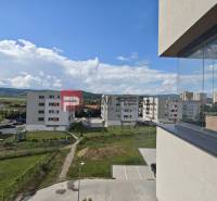 NA Predaj 4 izbový byt v projekte VINICE Pezinok 150m2 - Pohľad z balkóna 4-izbového bytu na Obchodnej ulici v Pezinku, výhľad na sídlisko.