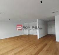 NA Predaj 4 izbový byt v projekte VINICE Pezinok 150m2 - Priestranná miestnosť s drevenou podlahou v 4-izbovom byte, svetlé steny a jednoduché zariadenie.