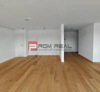 NA Predaj 4 izbový byt v projekte VINICE Pezinok 150m2 - Priestranná izba s drevenou podlahou v 4-izbovom byte, pripravená na zariadenie.