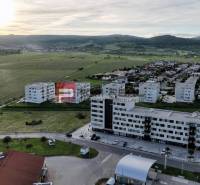 NA Predaj 4 izbový byt v projekte VINICE Pezinok 150m2 - Letecký pohľad na štvrť s 4-izbovými bytmi na Obchodnej ulici v Pezinku.