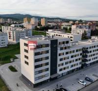 NA Predaj 4 izbový byt v projekte VINICE Pezinok 150m2 - Obchodné priestory na Obchodnej ulici v Pezinku, obklopené bytovými domami a zeleňou.